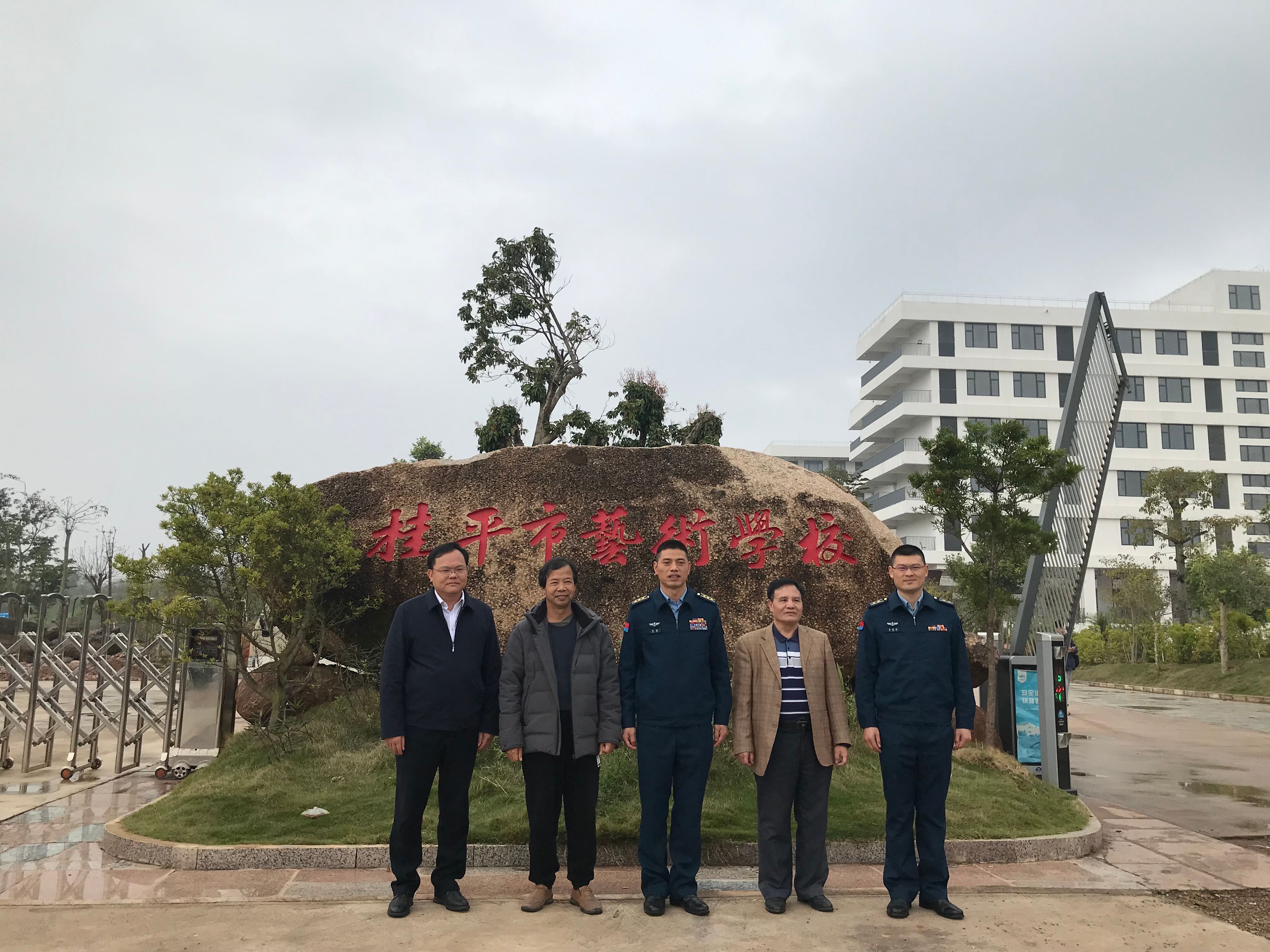 部队首长到我校指导工作丨 开云(中国)  丨一方水土养育一代人。军民鱼水情，让我们的家园充满阳光、充满生机、充满希望！